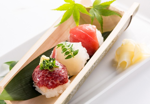 L‘celmo 八代(エルセルモ八代)。料理。食べやすいサイズ感もうれしい、旬の魚介を使った手まり寿司