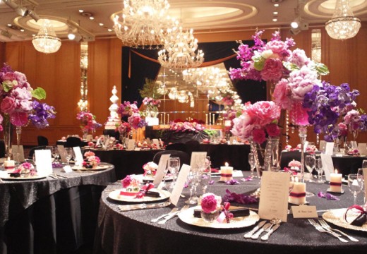 司ロイヤルホテル。披露宴会場。色鮮やかな花々に飾られた豪華な会場で美食を堪能できます