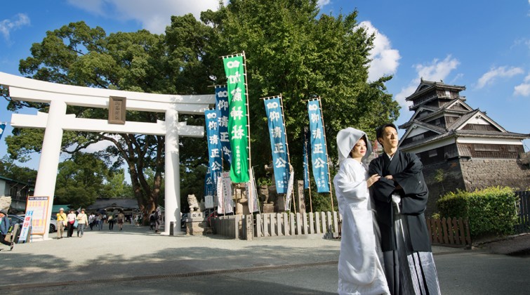 加藤神社。加藤清正公をご祭神として祀る『加藤神社』が、二人の結婚式の舞台。挙式や披露宴は、最大60名まで参加できます