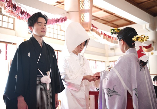 加藤神社。雅楽の生演奏が響くなか、厳かに儀式が執り行われます