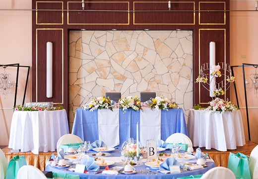 湯の児 海と夕やけ。披露宴会場。ブルーを基調としたテーブルコーディネートが映えます