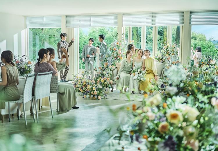 Maison de Forest（メゾン・ド・フォレスト）。披露宴会場。白で統一された会場内は、光が差し込み明るく爽やかな雰囲気