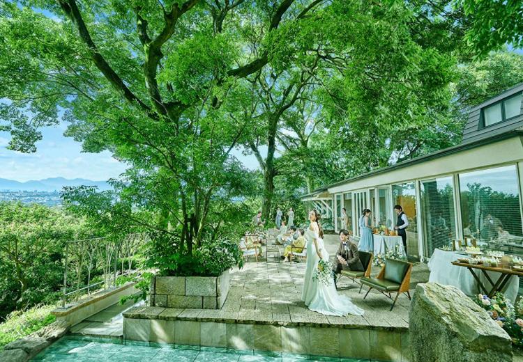 Maison de Forest（メゾン・ド・フォレスト）。披露宴会場。熊本の街並みを見渡せる開放感抜群のテラスが隣接