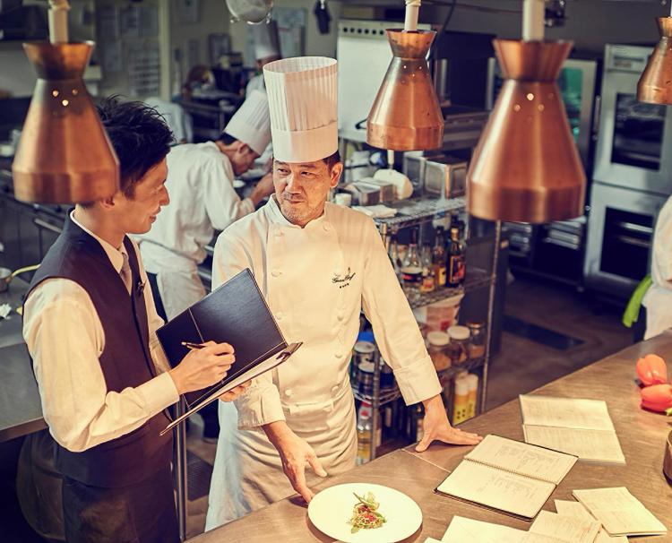 Maison de Forest（メゾン・ド・フォレスト）。スタッフ。シェフとサービススタッフが連携して料理をタイミング良く提供