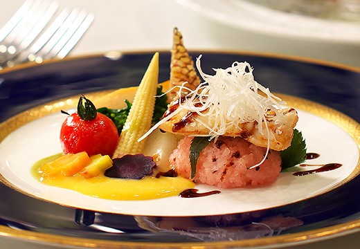 ホテル竜宮 シーブライド。料理。美しく盛り付けられた、赤飯を添えた独創的な洋食の一皿