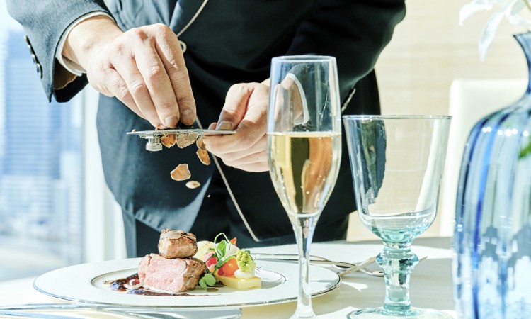 ANAクラウンプラザホテル熊本ニュースカイ。スタッフ。贅沢な料理と最高のサービスでふたりをサポート
