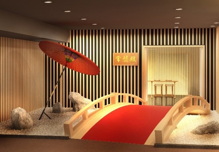 ANAクラウンプラザホテル熊本ニュースカイ。挙式会場。神聖な神殿へは、毛氈を敷いた太鼓橋を渡ります