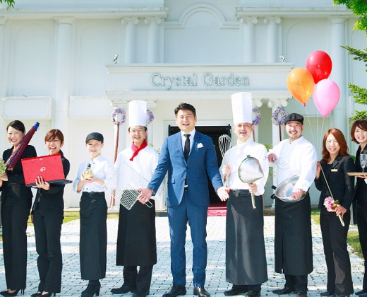 The Crystal Garden(ザ クリスタルガーデン)。スタッフ。支配人を中心にスタッフが一つになって、ゲストをおもてなし