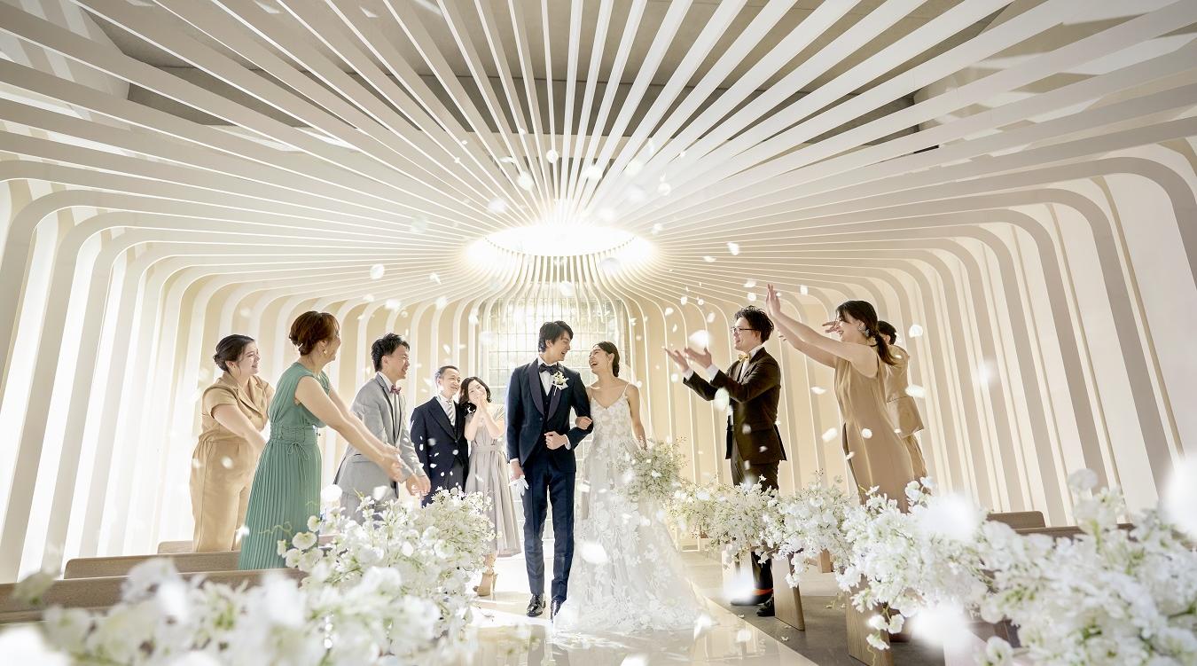 小さな結婚式 熊本店。優しい色調で統一された温かみのあるチャペル。クリスタルブロックの輝きと天井から差し込む光が誓いのシーンを彩ります