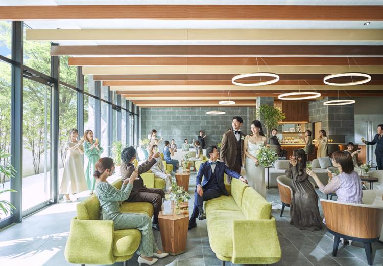 翠楓シーズンズテラス。披露宴会場。ウェルカムドリンクでゲストをおもてなしできるラウンジ