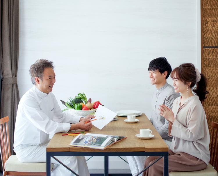 翠楓シーズンズテラス。スタッフ。料理の打ち合わせではシェフと直接相談することもできます