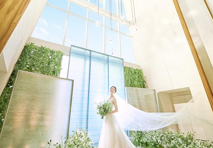 翠楓シーズンズテラス。挙式会場。窓から降り注ぐまばゆい光が花嫁の笑顔を輝かせます