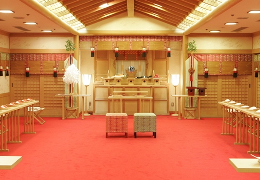 ニューウェルシティ宮崎。挙式会場。凜とした空気が漂う神殿には、最大28名まで収容可能です