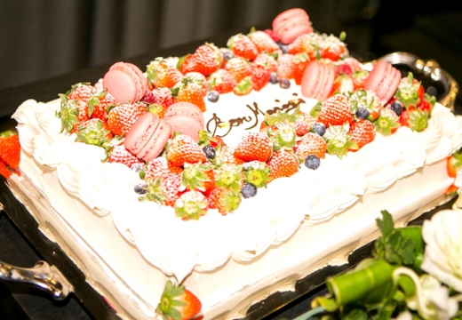 ザ・メイビア宮崎。料理。華やかなウェディングケーキをはじめデザートバイキングも人気
