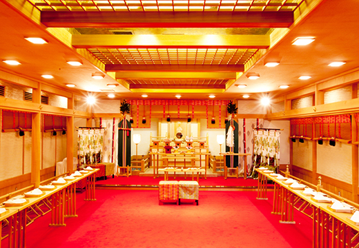 ガーデンベルズ延岡。挙式会場。赤と白のコントラストが美しい神殿で日本古来の結婚式