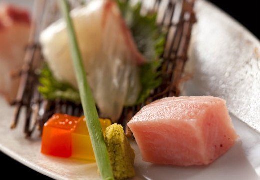 マリエールオークパイン延岡。料理。料理人の細やかな包丁さばきが光る、旬の魚介類の造り