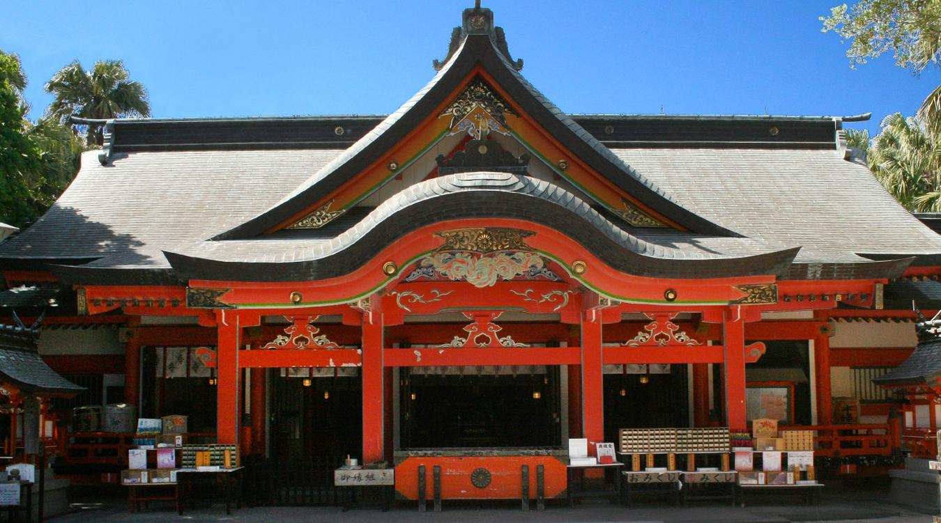 青島神社。鮮やかな朱色のご本殿にて、古来の伝統儀式に則った神前式が実現。青い海や空に赤い番傘が映える参進は美しいシーンに