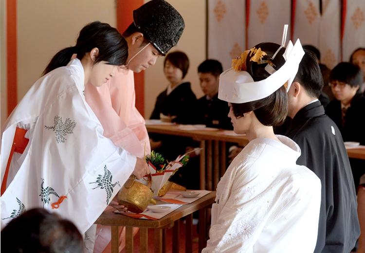 青島神社。誓盃の儀など厳かな儀式を通して夫婦の絆が結ばれます