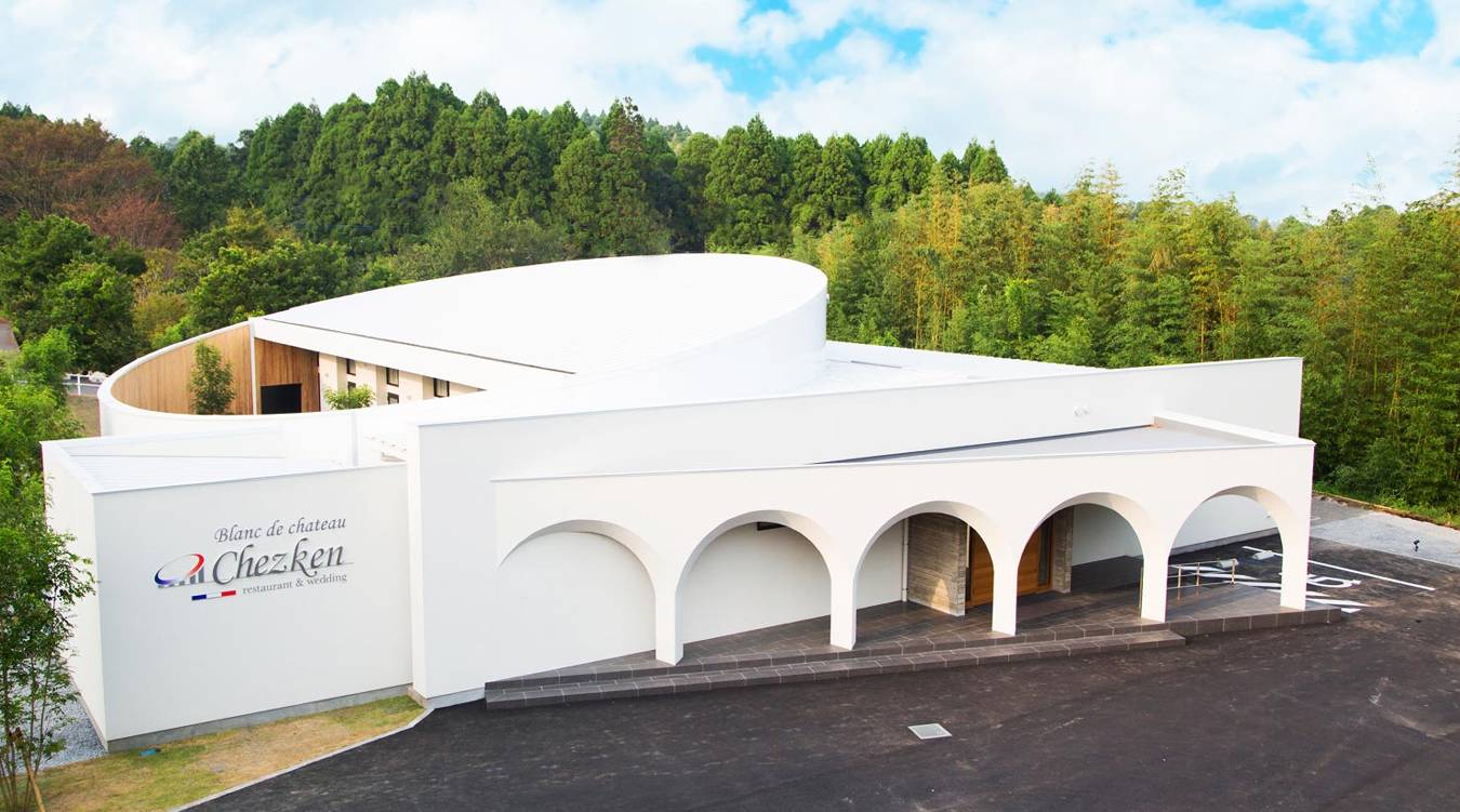 Chez ken(シェケン)。都城市の郊外に建つ、白くモダンなお城のようなレストランが結婚式の舞台。横市ICからは5分と、カーアクセスが便利です