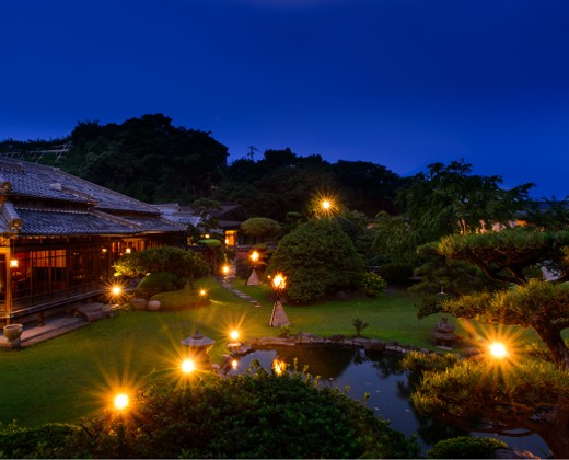 マナーハウス島津重富荘。アクセス・ロケーション。昼間とは違う、夜の幻想的な雰囲気も魅力的です