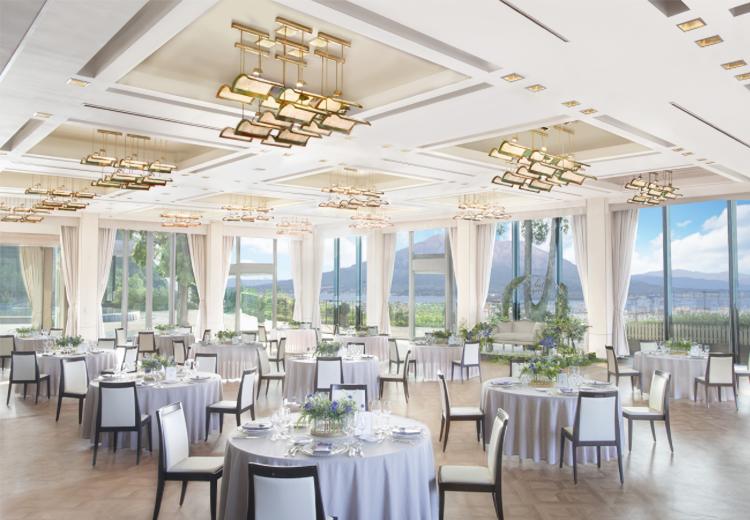 SHIROYAMA HOTEL Kagoshima(城山ホテル鹿児島)。披露宴会場。3面ガラス張りの開放感溢れる会場『レインボー』