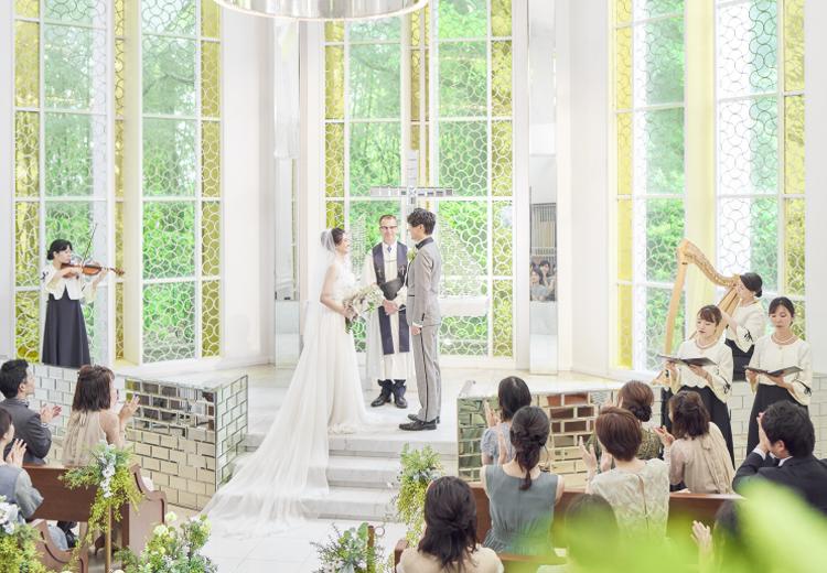 SHIROYAMA HOTEL Kagoshima(城山ホテル鹿児島)。挙式会場。祭壇の奥に望む豊かな緑を背景に、厳かなセレモニーが叶います