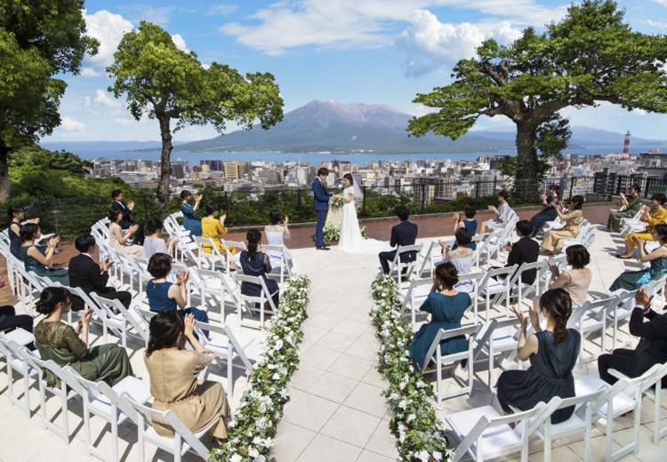 SHIROYAMA HOTEL Kagoshima（城山ホテル鹿児島）。挙式会場。ガーデンやバンケットなどでの絶景に包まれる人前式も人気