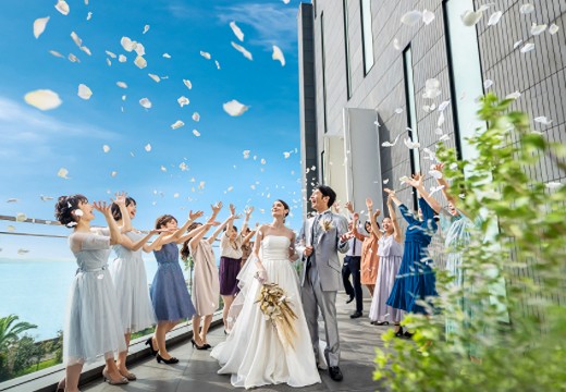 W THE STYLE OF WEDDING（ダブリュー ザ スタイルオブウエディング）。挙式会場。挙式後は、青空の下でフラワーシャワーの演出を楽しめます