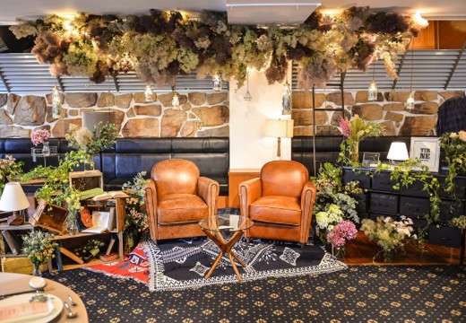 TO THE HERBS（トゥザハーブズ）。披露宴会場。二人のお気に入りを持ち込んでメインテーブルも自由自在