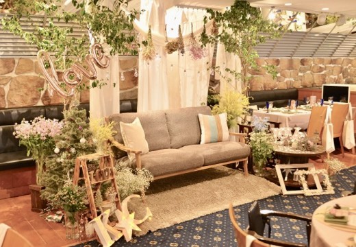 TO THE HERBS（トゥザハーブズ）。披露宴会場。ソファースタイルのメインスペースはゲストとの距離が縮まります