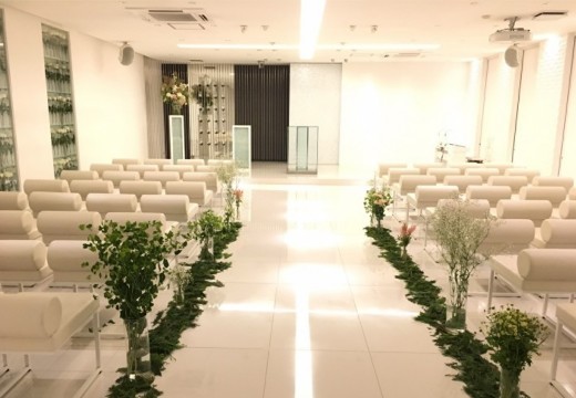 TO THE HERBS（トゥザハーブズ）。挙式会場。天井の十字架がバージンロードに反射し、二人の足元を照らします