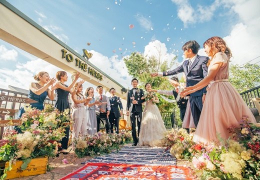 TO THE HERBS（トゥザハーブズ）。挙式会場。ゲストとの距離が近いガーデン挙式は100名まで収容可能です