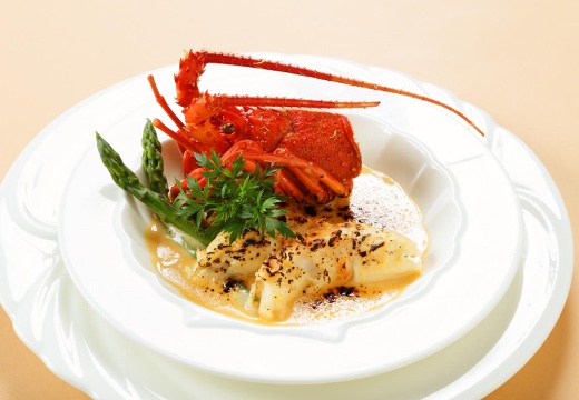 Bistro de Reve(ビストロ・ドゥ・レヴ)。料理。ハレの日にふさわしい高級食材を使ったメニューも揃います
