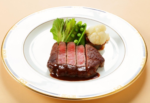 Bistro de Reve(ビストロ・ドゥ・レヴ)。料理。披露宴の進行に合わせて、出来たてのうちにテーブルまでサーブ