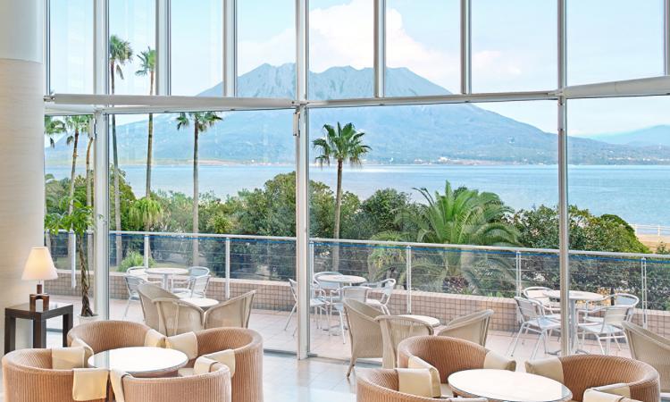 マリンパレスかごしま。アクセス・ロケーション。館内の至る所から鹿児島のシンボル・桜島の景色を楽しめます