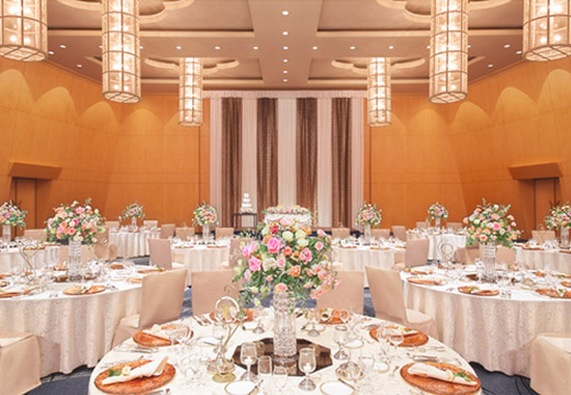 ホテル京セラ。大人数での披露宴も可能な『天雅』は天井高7ｍの広々とした空間