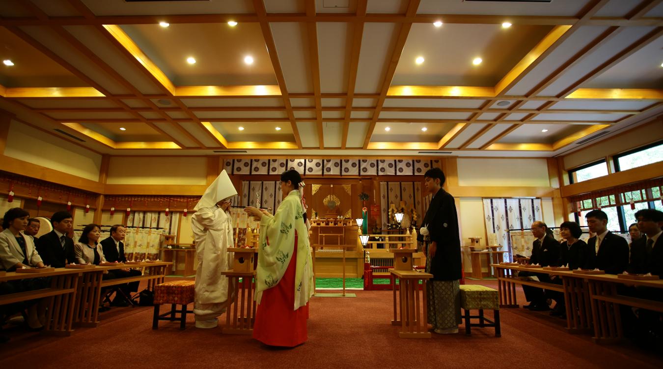 霧島神宮。神聖な雰囲気が漂う『神楽殿』で挙げる、日本伝統の結婚式。式の流れは神職が丁寧に案内してくれるので安⼼です