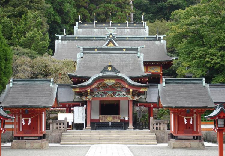 霧島神宮。南九州の社寺建築を代表する建物として国宝に指定される『本殿』