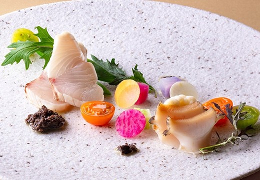 THE BAYSUITE SAKURAJIMA TERRACE（ザ・ベイスイート 桜島テラス）。料理。器選びにもこだわりが感じられる、心奪われる程の美しい盛り付け