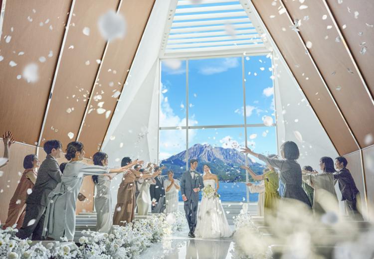 THE BAYSUITE SAKURAJIMA TERRACE（ザ・ベイスイート 桜島テラス）。挙式会場。挙式後はゲストの祝福とフラワーシャワーが降り注ぎます