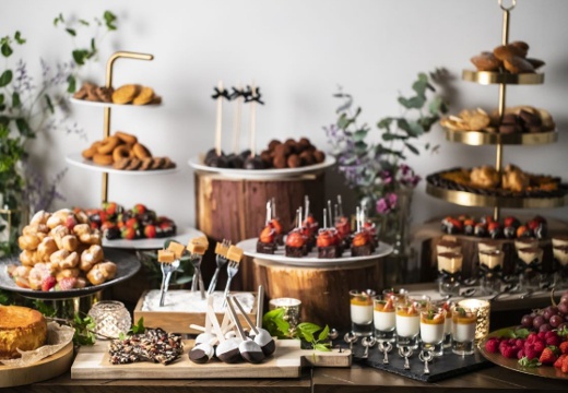 HIGH LINE（ハイライン）。料理。宝石のように煌めくスイーツが揃う、デザートビュッフェにも注目