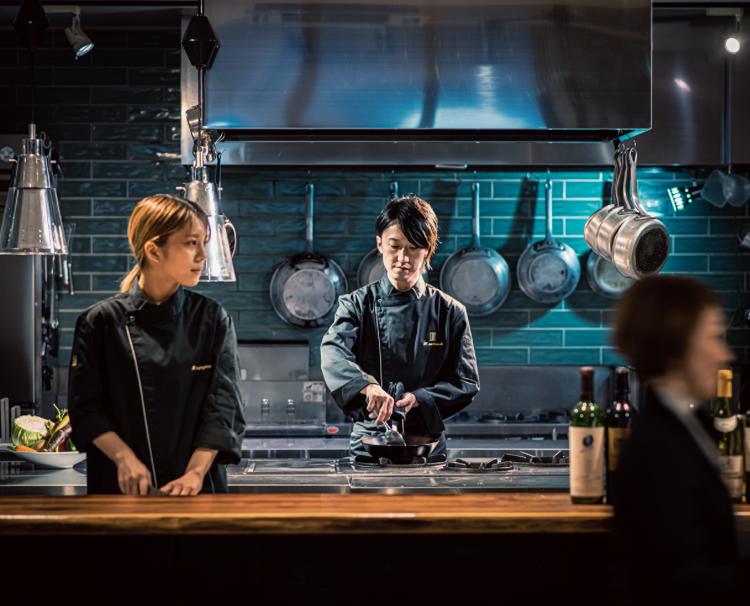 HIGH LINE（ハイライン）。スタッフ。丁寧且つ華麗に、料理を目の前で仕上げてくれるシェフ