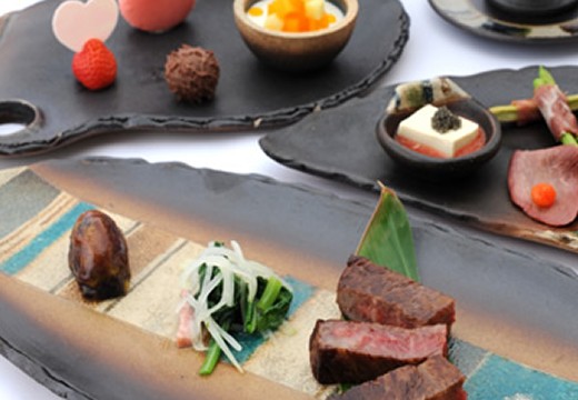 アリビラ・グローリー教会。料理。『りゅうきゅうフレンチ』のメインは『和牛の月桃香り焼き』