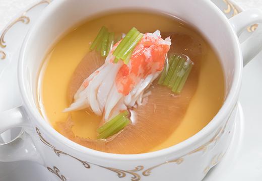 THE NAHA TERRACE(ザ ナハテラス)。料理。温かい料理は温かく提供され、サービスのタイミングも絶妙