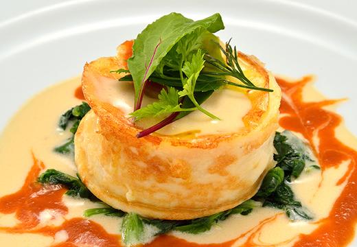 THE NAHA TERRACE(ザ ナハテラス)。料理。美しい盛り付けの『帆立貝柱のスフレ 二色ソース』