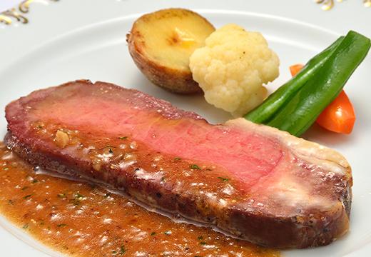 THE NAHA TERRACE(ザ ナハテラス)。料理。メインの肉料理も最高の焼き加減。ボリューム感も好評です