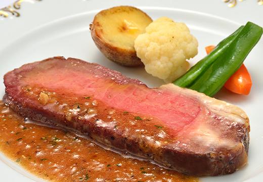 THE NAHA TERRACE（ザ ナハテラス）。料理。メインの肉料理も最高の焼き加減。ボリューム感も好評です