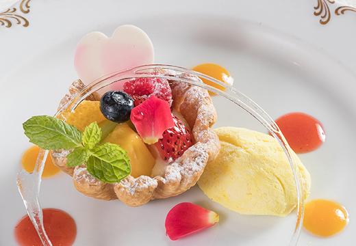 THE NAHA TERRACE(ザ ナハテラス)。料理。かわいい盛り付けのデザートは、女性ゲストに喜ばれる一皿