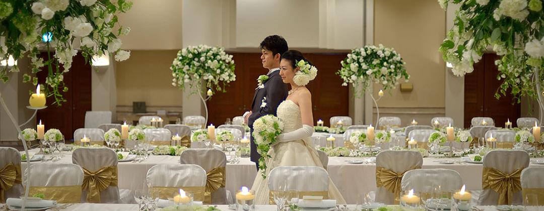 THE NAHA TERRACE(ザ ナハテラス)。披露宴会場。披露宴会場は天井が高く気品に満ちた空間。どんな装飾も映えるので、二人の世界観を表現できます