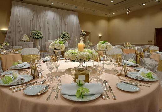 THE NAHA TERRACE(ザ ナハテラス)。披露宴会場。開放的な空間で、ゲストとの歓談を楽しむことができます